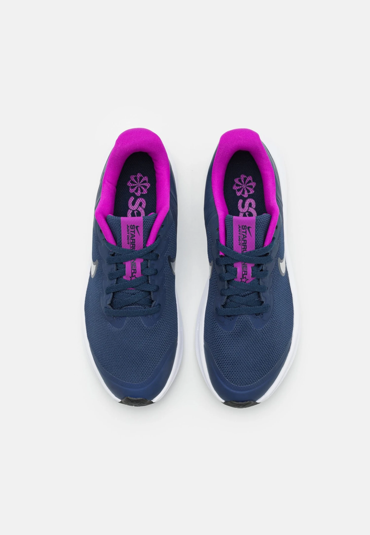 Nike Performance Star Runner 3 Gs Unisex - Zapatillas De Running Neutras - Midnight Navy/Metallic Silver/Vivid Purple 4 Nike Performance Star Runner 3 Gs Unisex - Zapatillas De Running Neutras - Midnight Navy/Metallic Silver/Vivid Purple - Imagen 4