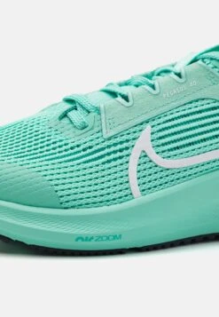 Nike Performance Air Zoom Pegasus 40 Unisex - Zapatillas De Running Neutras - Emerald Rise/White/Clear Jade/Jade Ice 11 Nike Performance Air Zoom Pegasus 40 Unisex - Zapatillas De Running Neutras - Emerald Rise/White/Clear Jade/Jade Ice -ADIDAS PERFORMANCE Ventas aece2cb363304d2c90e7d4fc67f8edb3