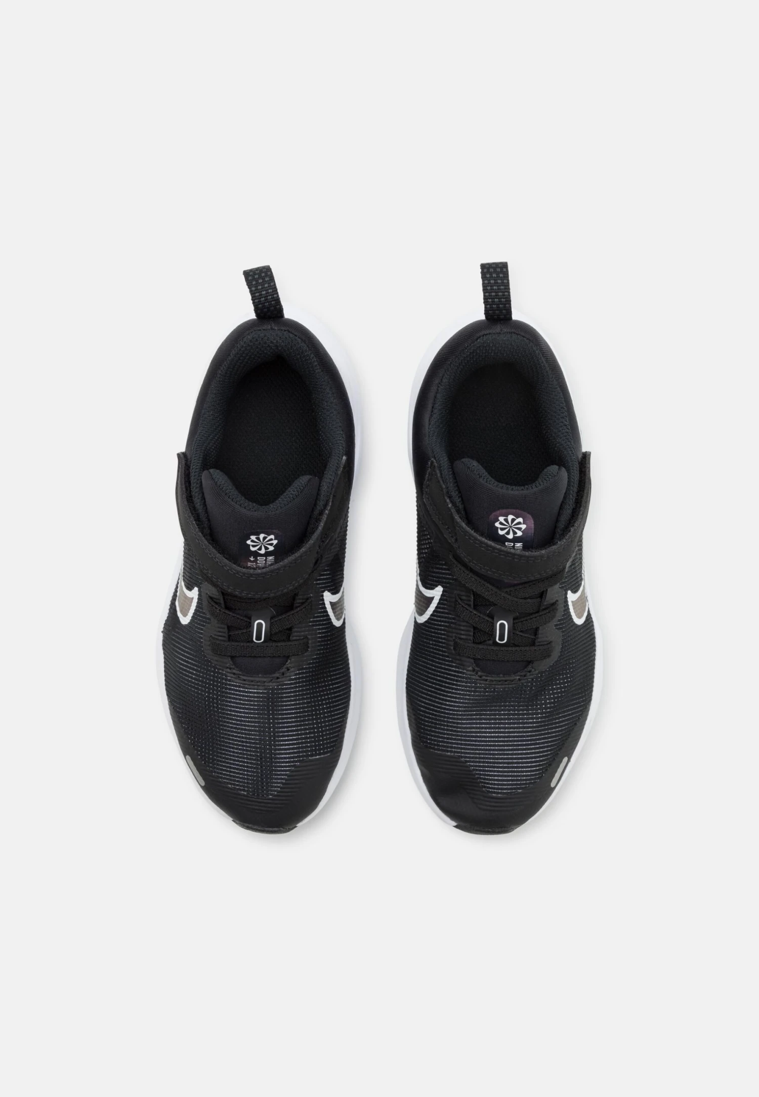 Nike Performance Downshifter 12 Nn Psv- Zapatillas De Running Neutras - Black/White/Dark Smoke Grey 4 Nike Performance Downshifter 12 Nn Psv- Zapatillas De Running Neutras - Black/White/Dark Smoke Grey - Imagen 4